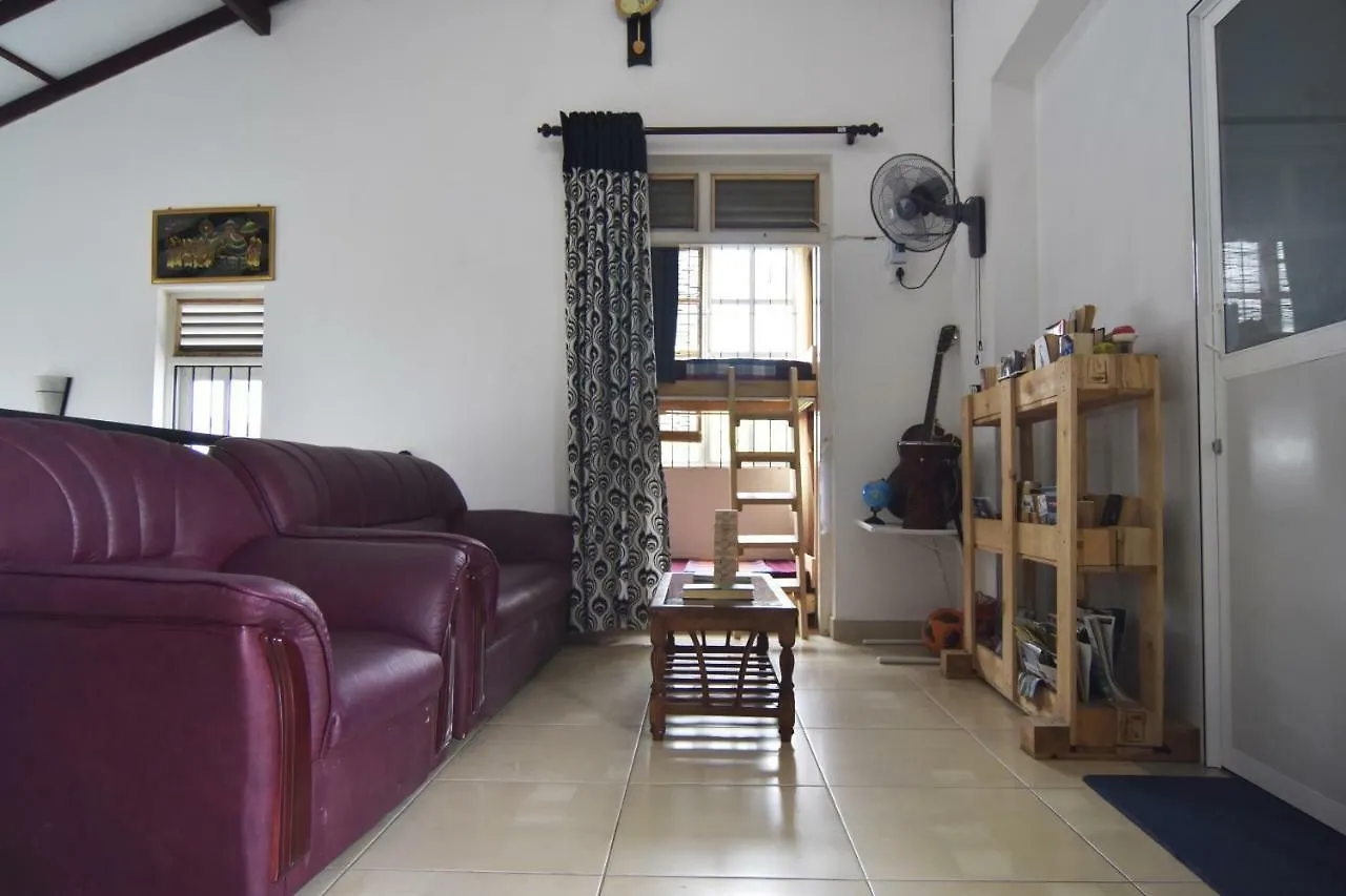Yoyo Airport Hostel 니곰보 0*,  스리랑카