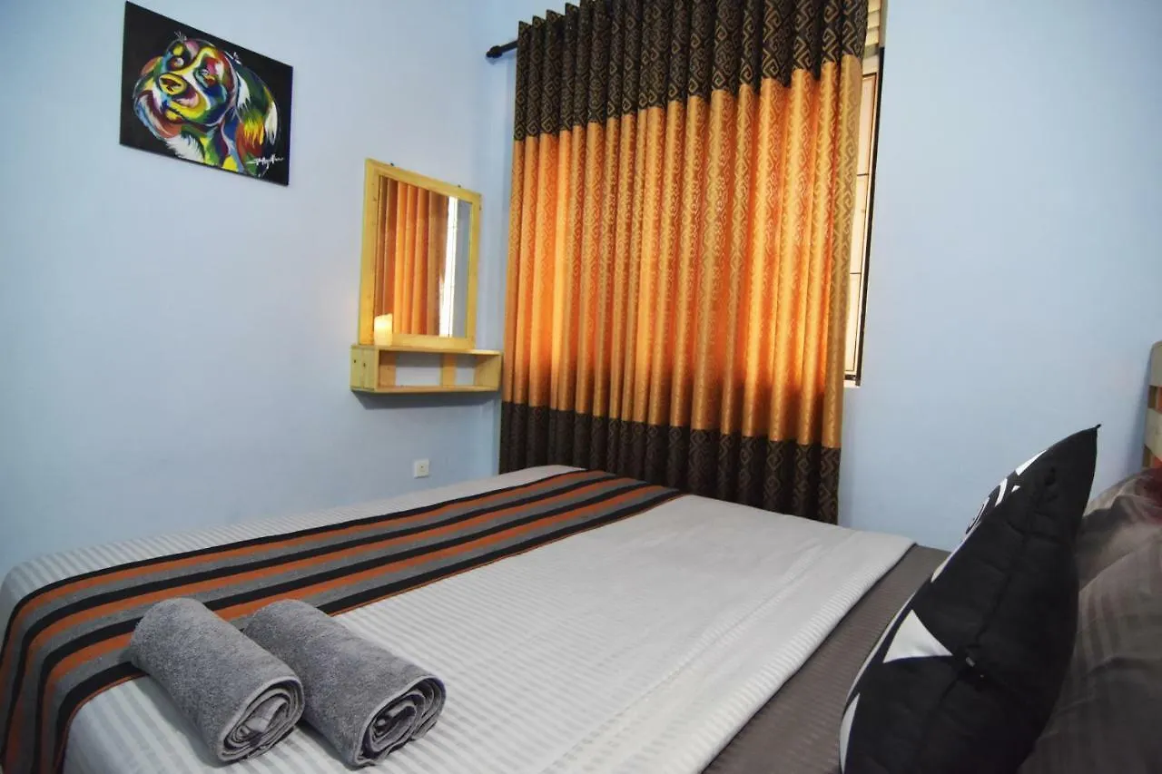 Yoyo Airport Hostel 니곰보
